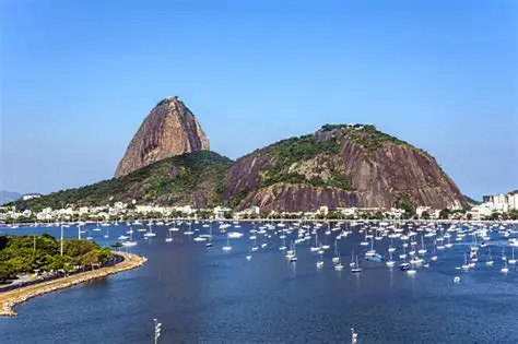 Baía de Guanabara com o Morro da Urca ao fundo